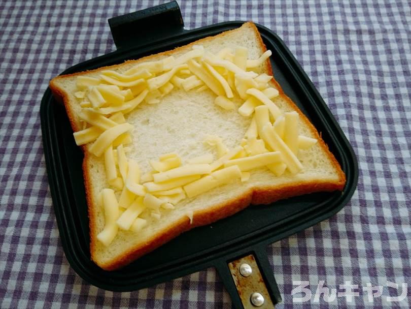 ホットサンドメーカーで焼く前のキーマカレーホットサンド