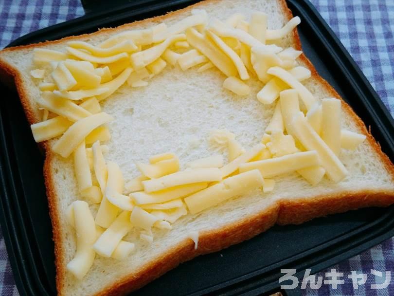 ホットサンドメーカーで焼く前のキーマカレーホットサンド