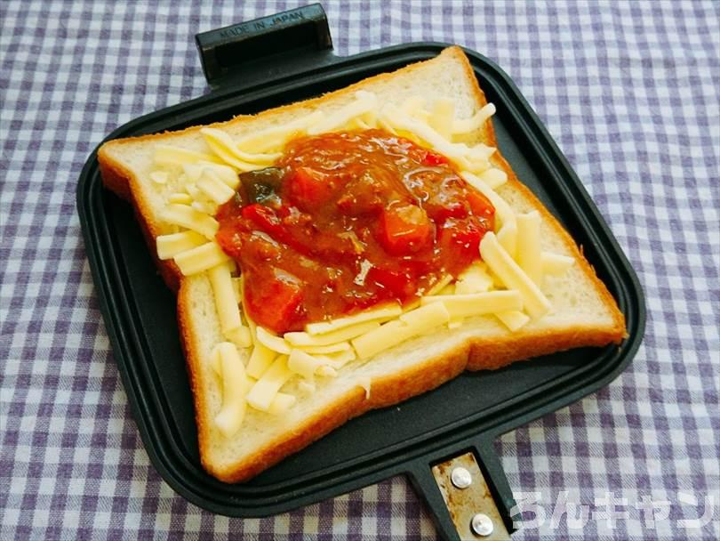 ホットサンドメーカーで焼く前のキーマカレーホットサンド
