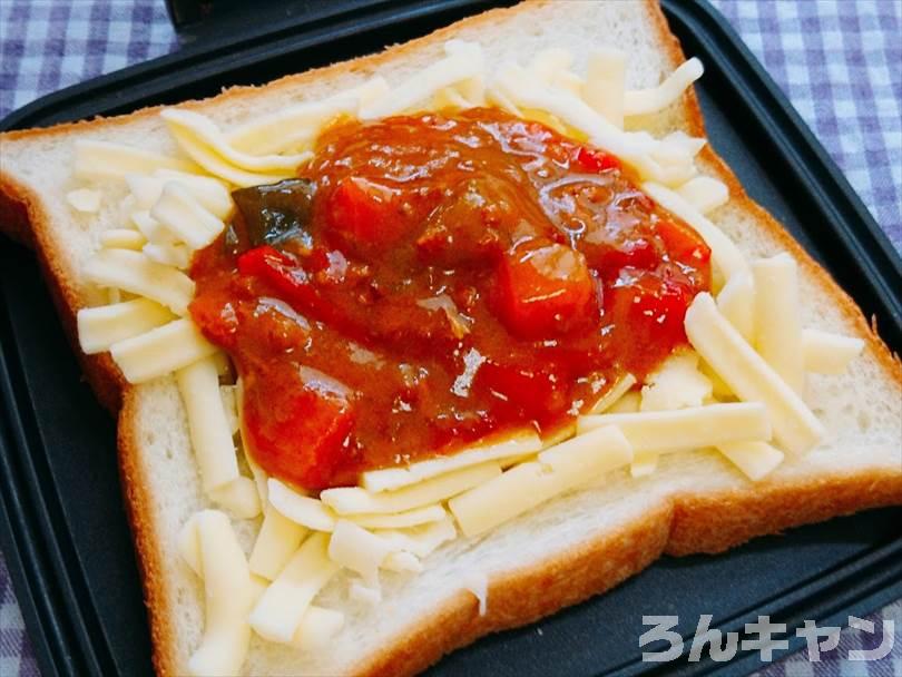 ホットサンドメーカーで焼く前のキーマカレーホットサンド