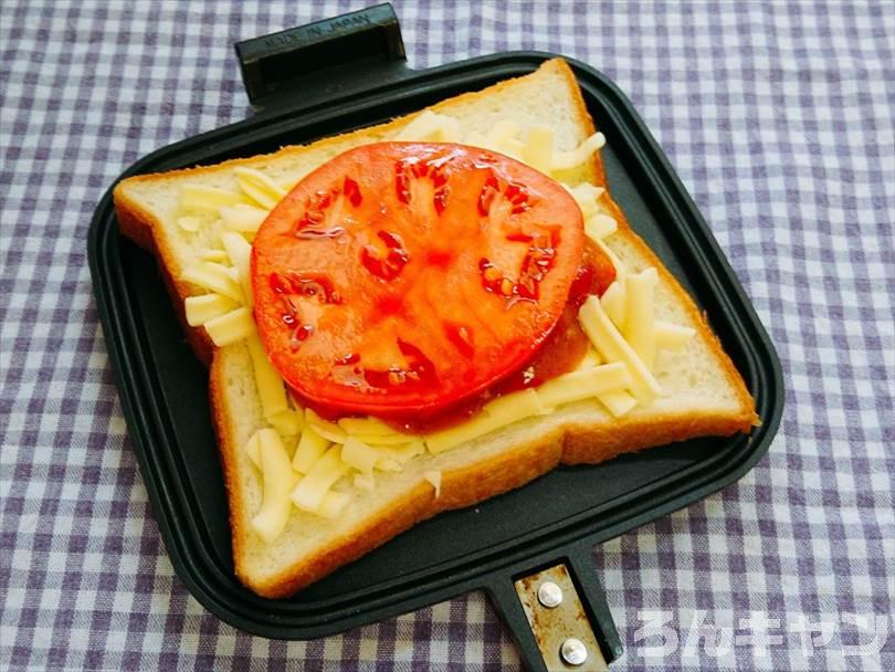 ホットサンドメーカーで焼く前のキーマカレーホットサンド