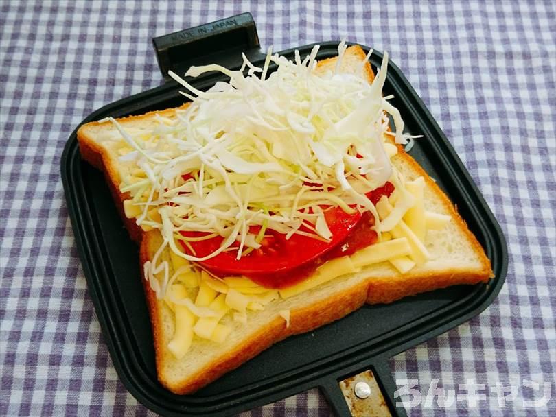 ホットサンドメーカーで焼く前のキーマカレーホットサンド