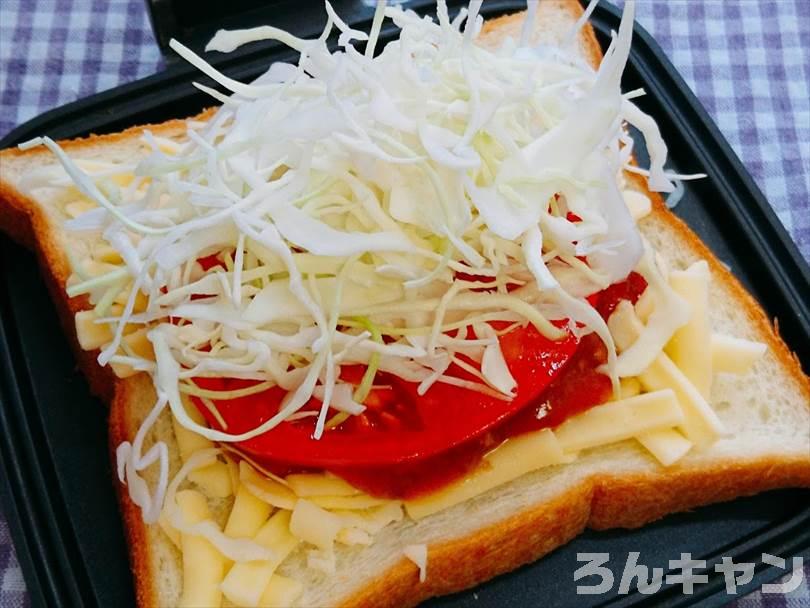 ホットサンドメーカーで焼く前のキーマカレーホットサンド