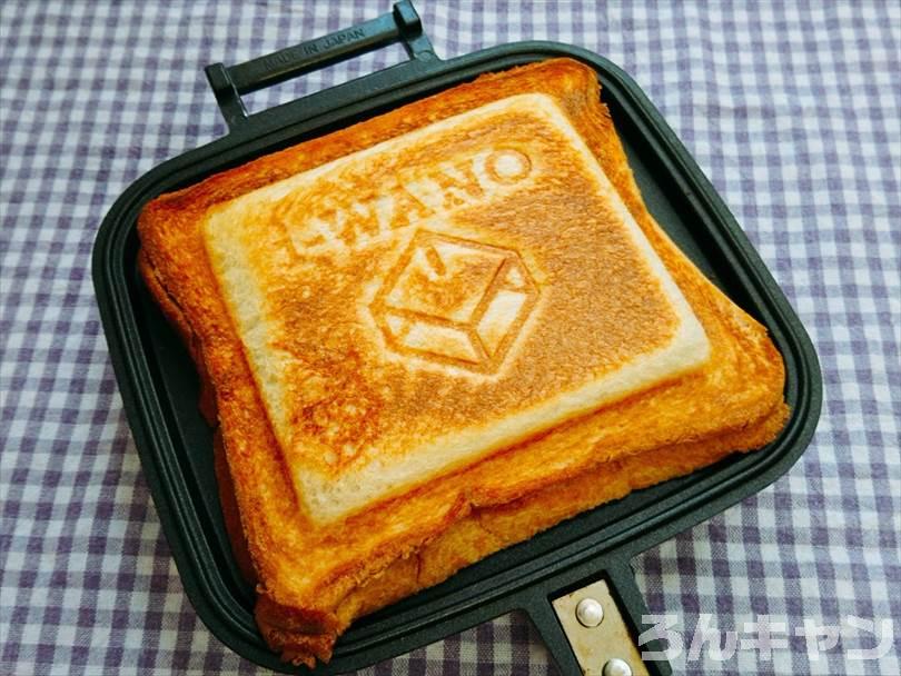 ホットサンドメーカーで焼いた後のキーマカレーホットサンド