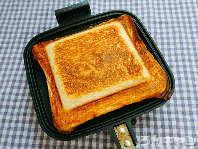 ホットサンドメーカーで焼いた後のキーマカレーホットサンド
