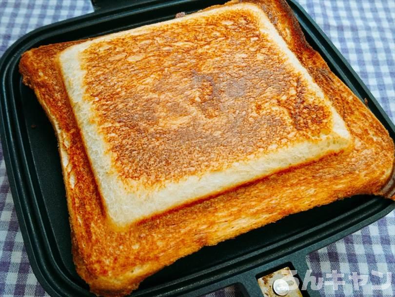 ホットサンドメーカーで焼いた後のキーマカレーホットサンド