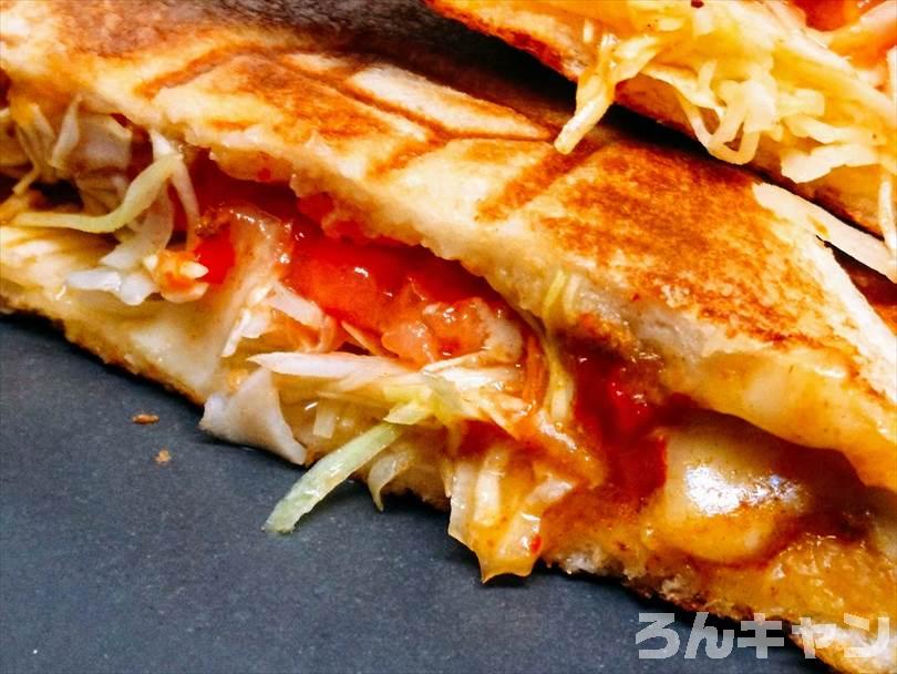 ホットサンドメーカーで焼いた後のキーマカレーホットサンドを半分に切った状態