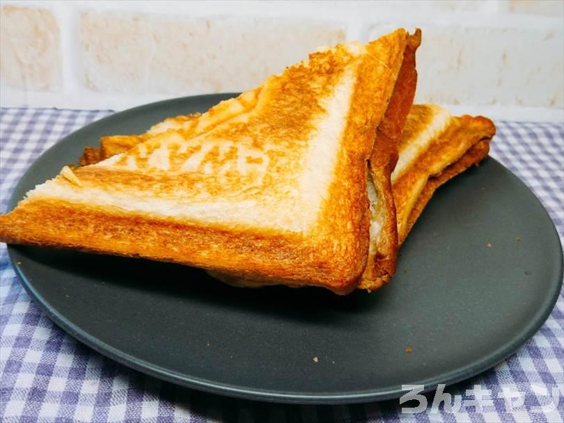 ホットサンドメーカーで焼いた後のキーマカレーホットサンドを半分に切った状態