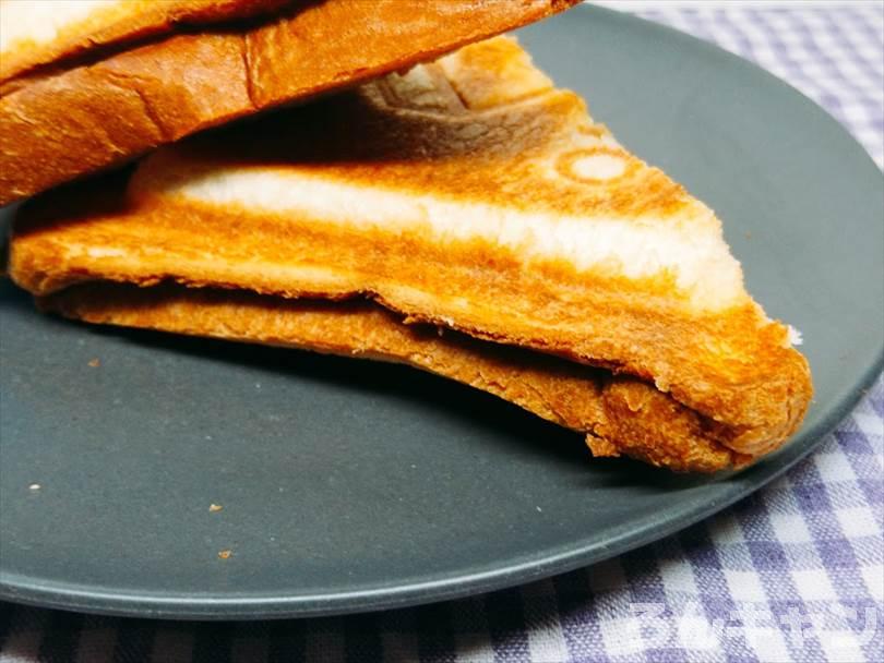 ホットサンドメーカーで焼いた後のキーマカレーホットサンドを半分に切った状態