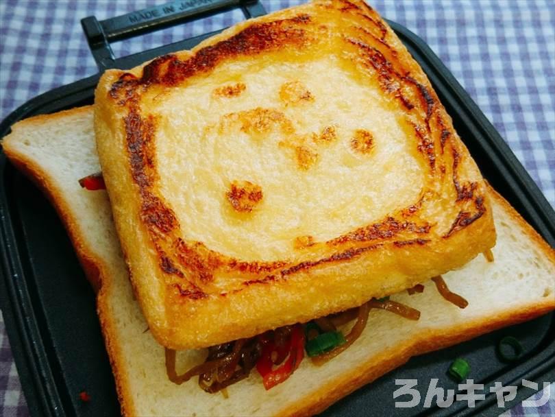 ホットサンドメーカーで焼く前のきんぴらごぼうの和風ホットサンド