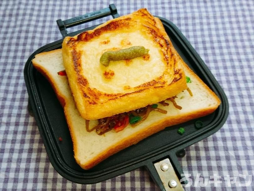 ホットサンドメーカーで焼く前のきんぴらごぼうの和風ホットサンド