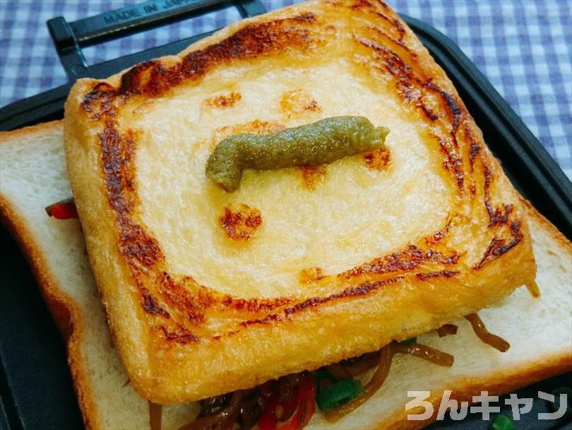 ホットサンドメーカーで焼く前のきんぴらごぼうの和風ホットサンド