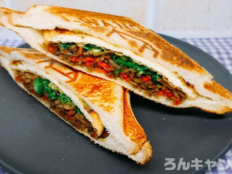 ホットサンドメーカーで焼いた後のきんぴらごぼうの和風ホットサンドを半分に切った状態