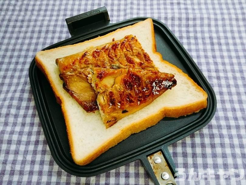 ホットサンドメーカーで焼く前のサバ（みりん干し）ホットサンド