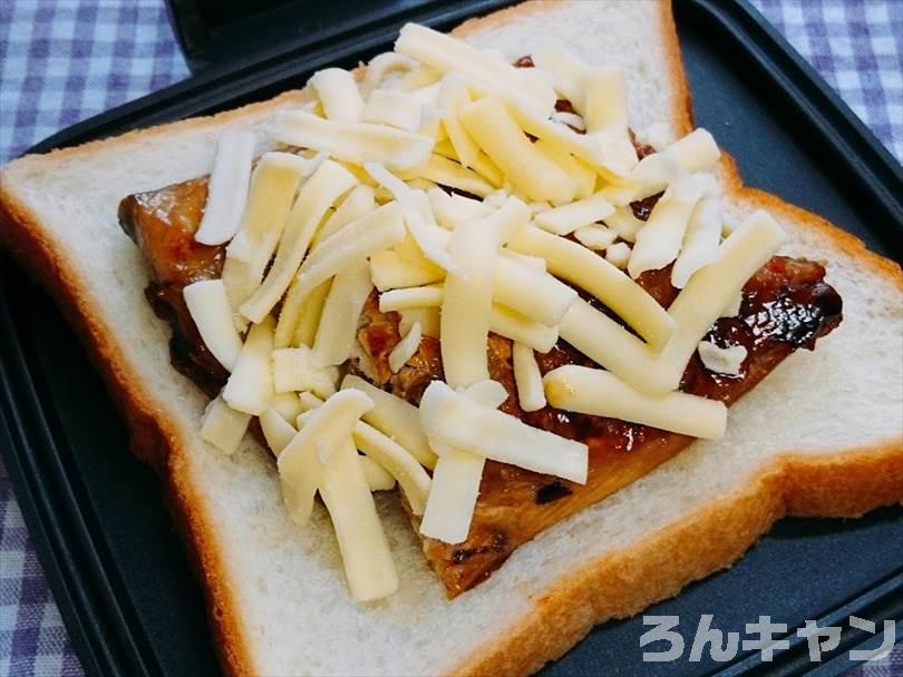 ホットサンドメーカーで焼く前のサバ（みりん干し）ホットサンド