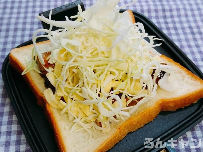 ホットサンドメーカーで焼く前のサバ（みりん干し）ホットサンド