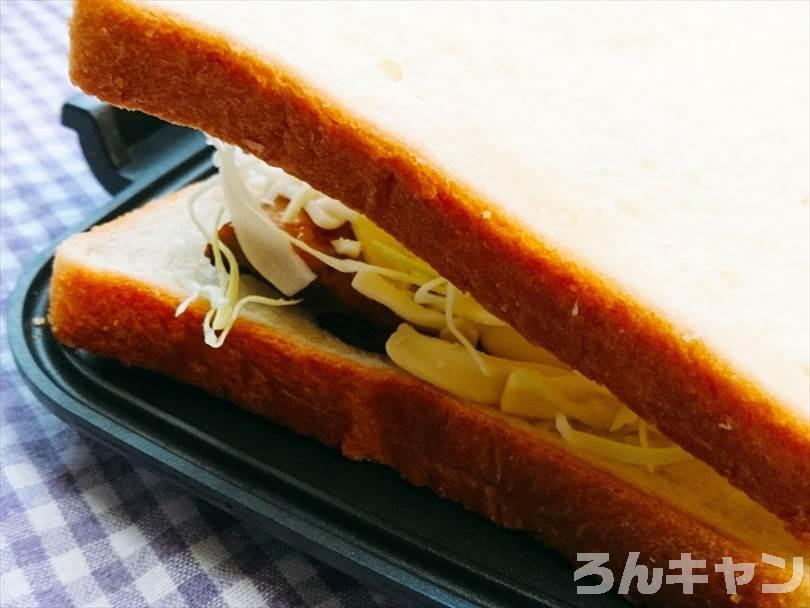 ホットサンドメーカーで焼く前のサバ（みりん干し）ホットサンド