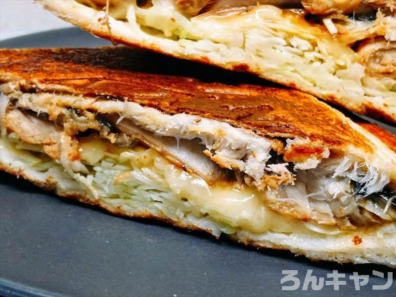 ホットサンドメーカーで焼いた後のサバ（みりん干し）ホットサンドを半分に切った状態