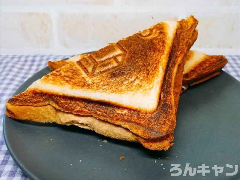 ホットサンドメーカーで焼いた後のサバ（みりん干し）ホットサンドを半分に切った状態