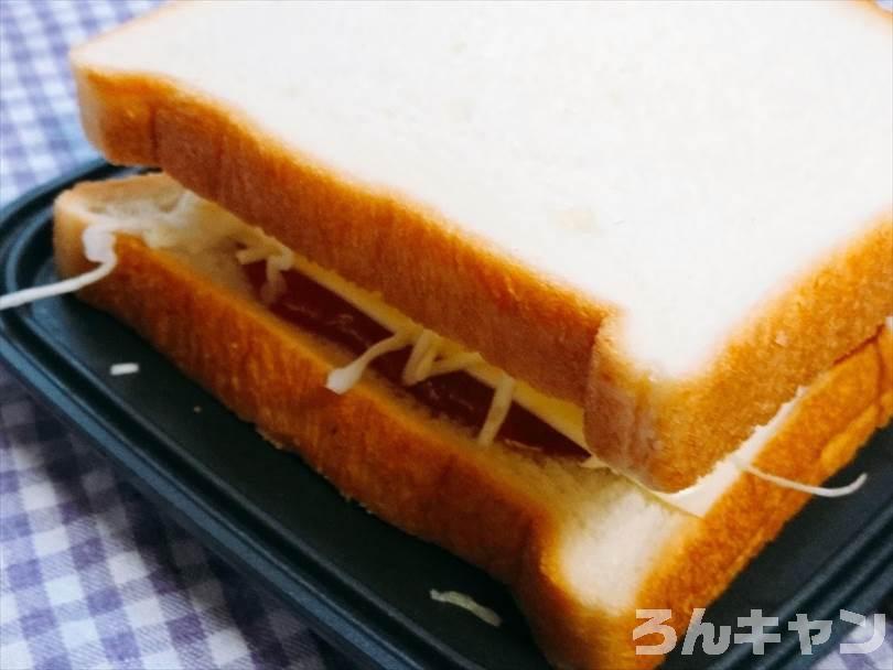 ホットサンドメーカーで焼く前のミートソースホットサンド