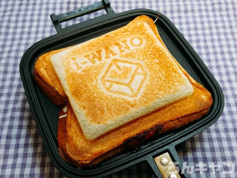 ホットサンドメーカーで焼いた後のミートソースホットサンド