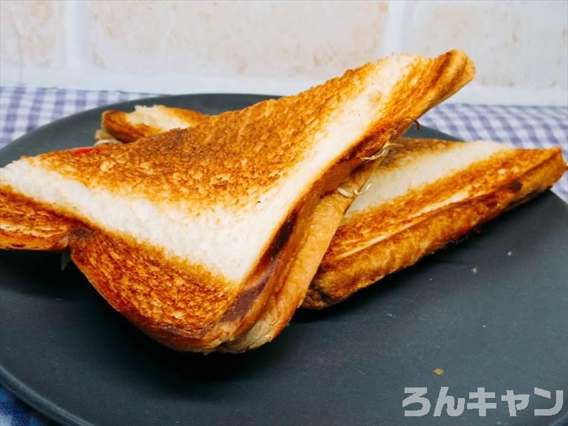 ホットサンドメーカーで焼いた後のミートソースホットサンドを半分に切った状態