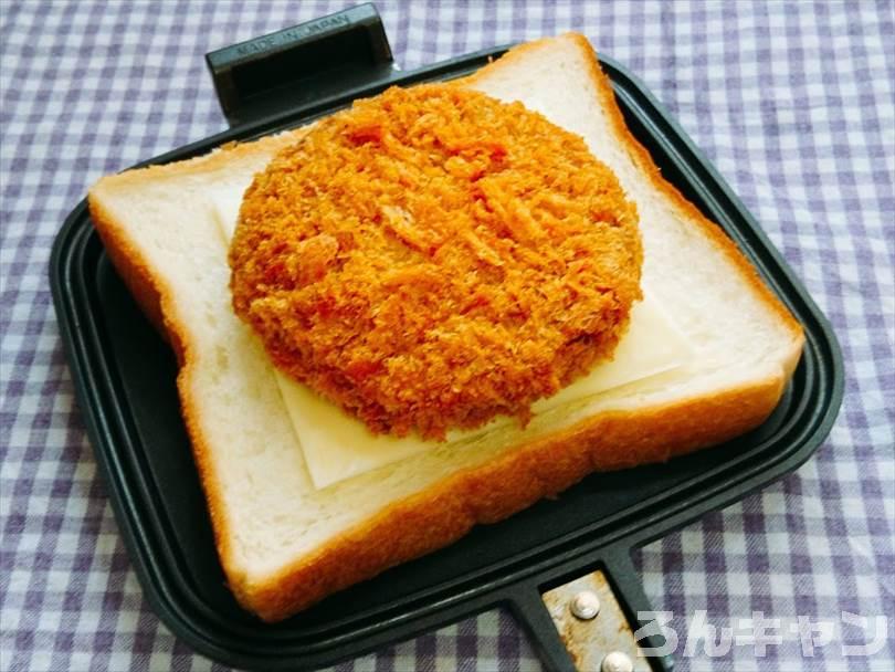 ホットサンドメーカーで焼く前のメンチカツサンド