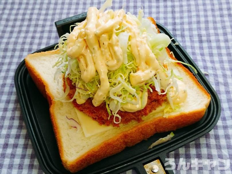 ホットサンドメーカーで焼く前のメンチカツサンド