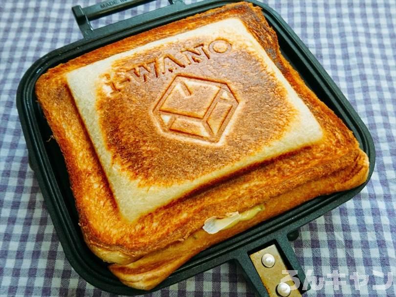 ホットサンドメーカーで焼いた後のメンチカツホットサンドの反対側