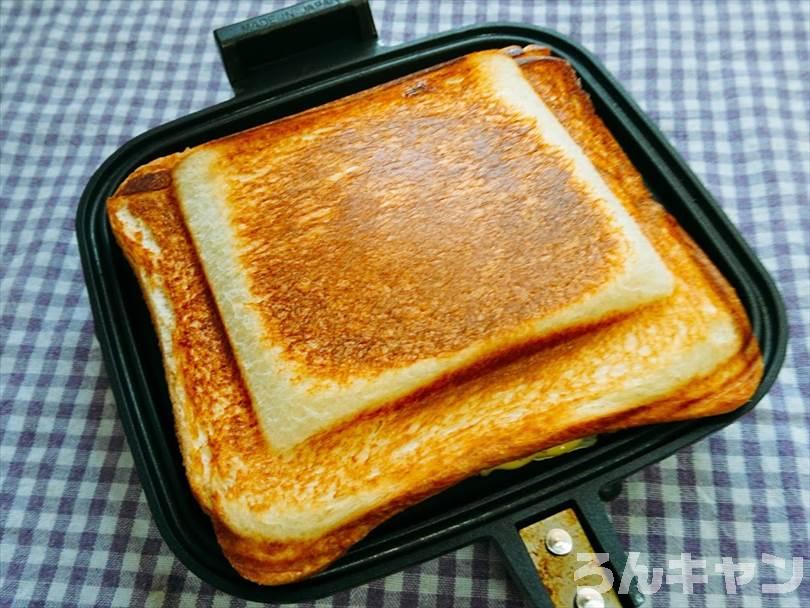 ホットサンドメーカーで焼いた後のメンチカツホットサンド