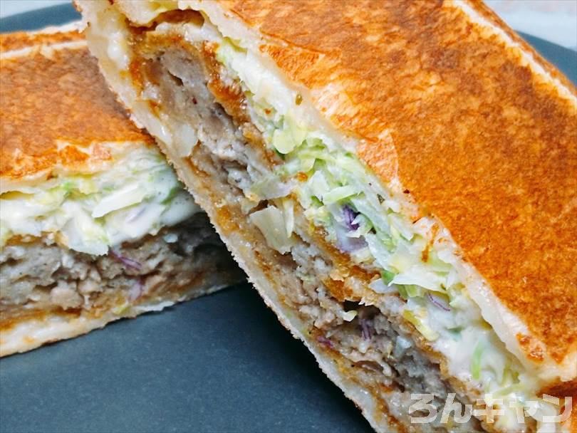 ホットサンドメーカーで焼いた後のメンチカツサンドを半分に切った状態
