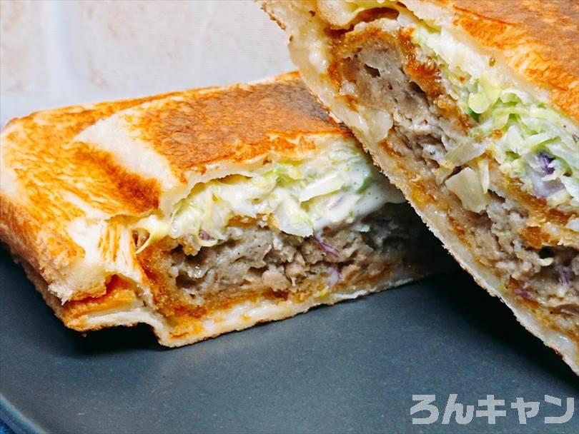 ホットサンドメーカーで焼いた後のメンチカツホットサンドを半分に切った状態