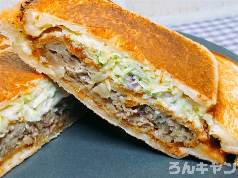 ホットサンドメーカーで焼いた後のメンチカツホットサンドを半分に切った状態