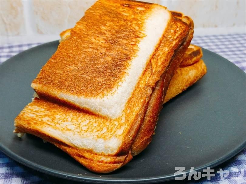 ホットサンドメーカーで焼いた後のメンチカツホットサンドを半分に切った状態