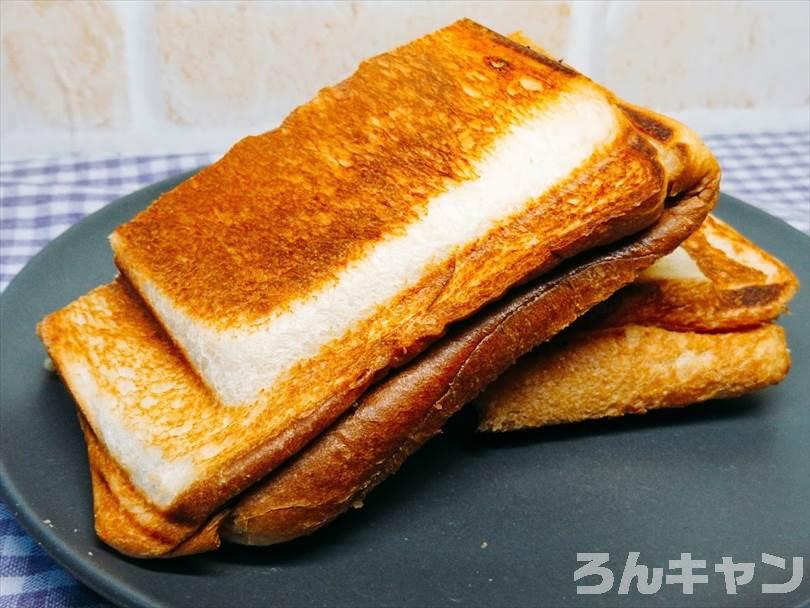 ホットサンドメーカーで焼いた後のメンチカツホットサンドを半分に切った状態