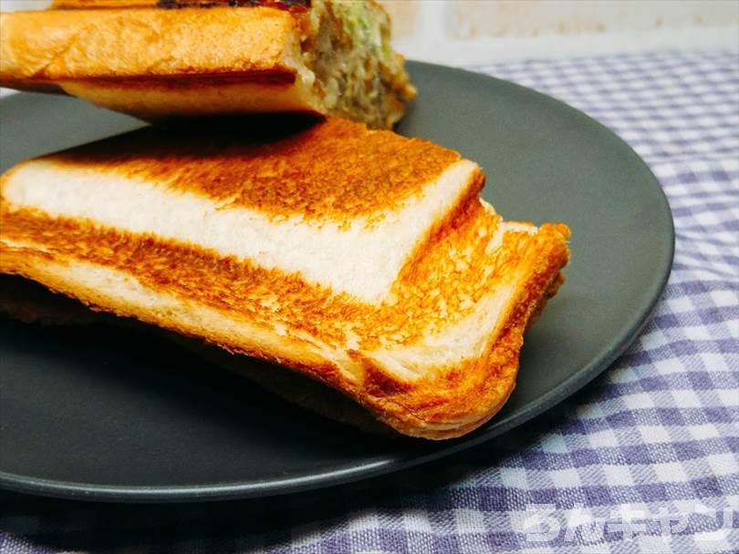 ホットサンドメーカーで焼いた後のメンチカツホットサンドを半分に切った状態