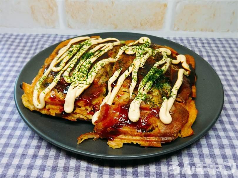 ホットサンドメーカーで焼いた後のお好み焼きにソースをマヨネーズをかけた状態