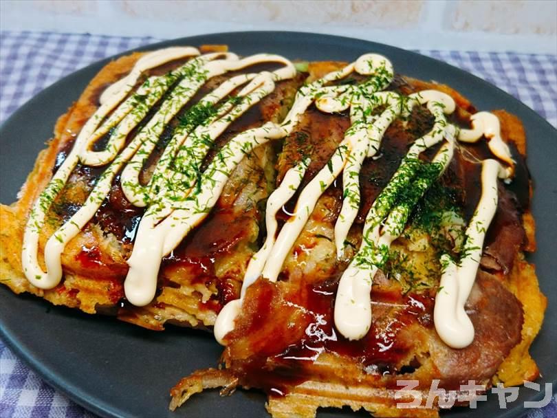 ホットサンドメーカーで焼いた後のお好み焼きにソースをマヨネーズをかけた状態