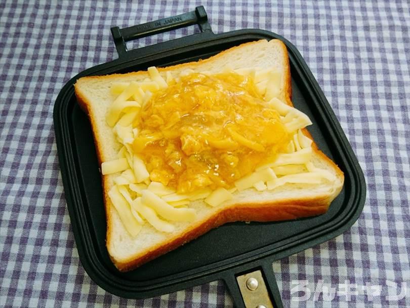 ホットサンドメーカーで焼く前の親子丼＆チーズのホットサンド