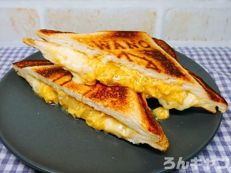 ホットサンドメーカーで焼いた後の親子丼＆チーズのホットサンドを半分に切った状態