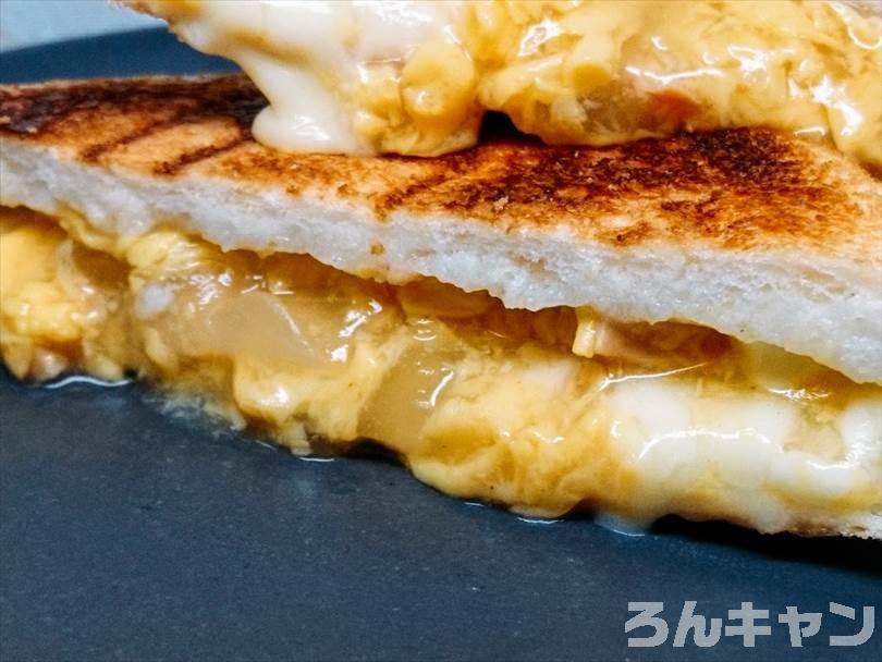 ホットサンドメーカーで焼いた後の親子丼＆チーズのホットサンドを半分に切った状態