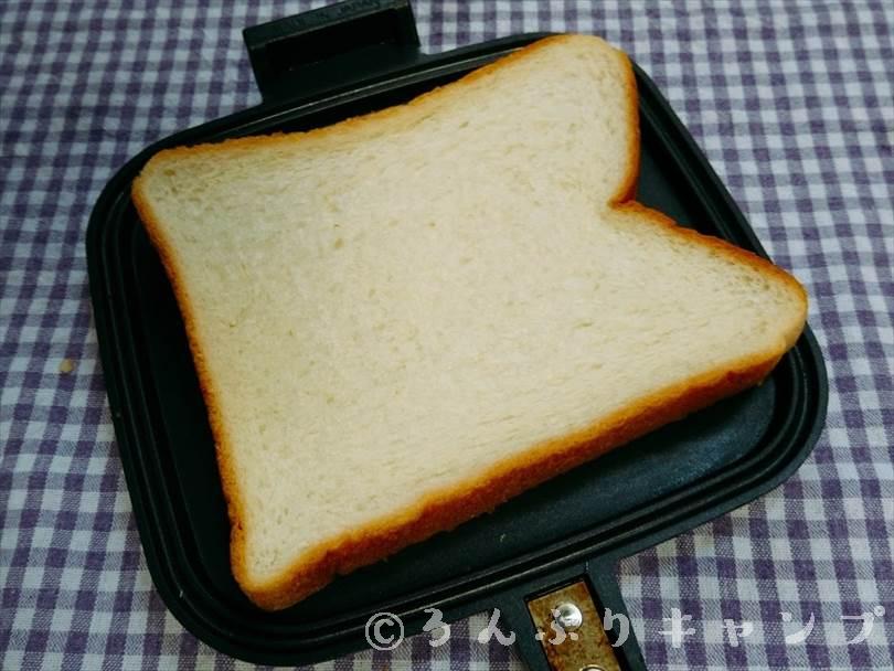 ホットサンドメーカーで焼く前のカツサンド