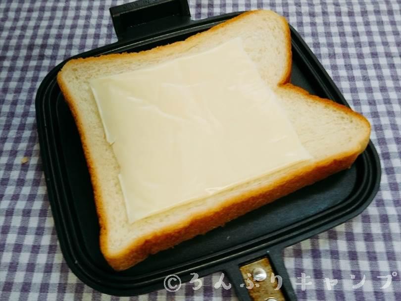 ホットサンドメーカーで焼く前のカツサンド