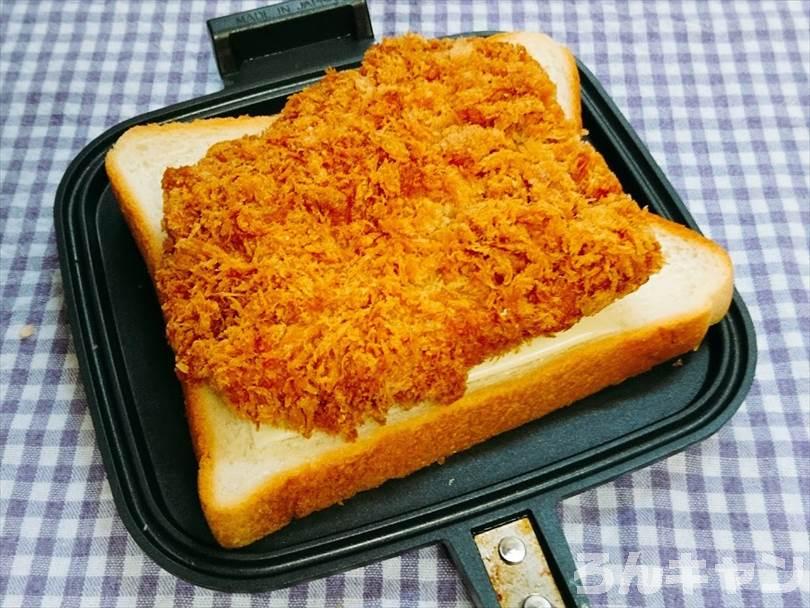 ホットサンドメーカーで焼く前のカツサンド
