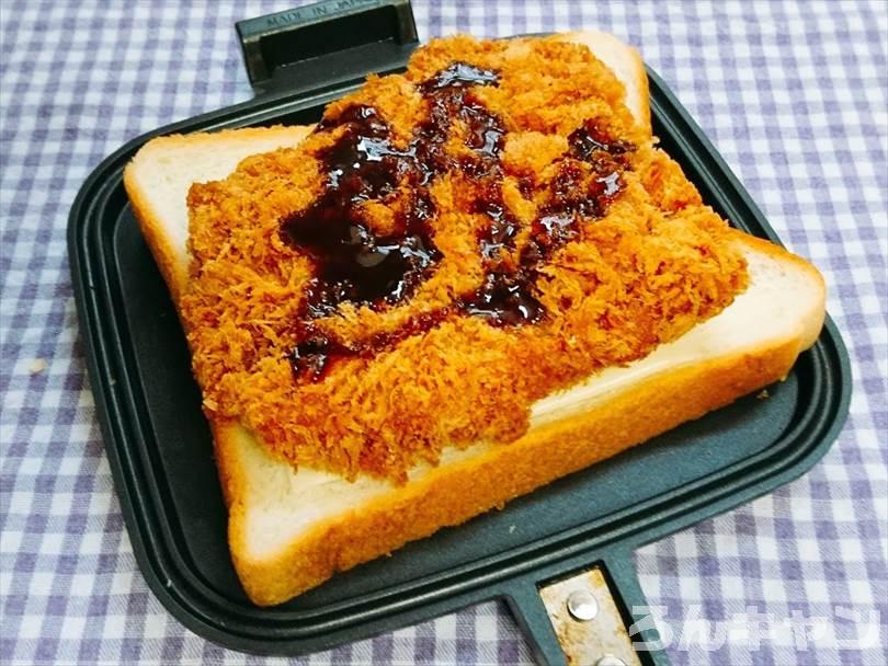 ホットサンドメーカーで焼く前のカツサンド