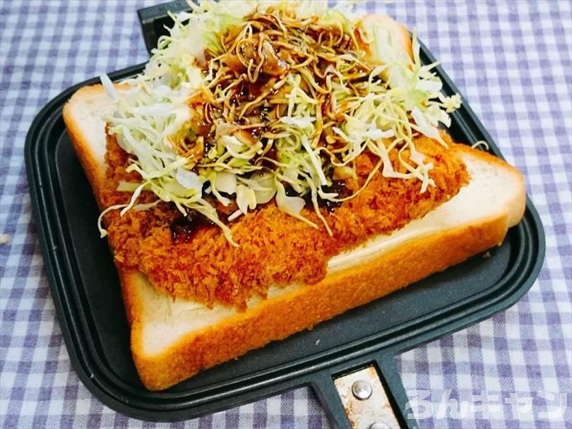 ホットサンドメーカーで焼く前のカツサンド