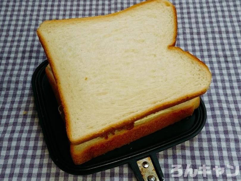 ホットサンドメーカーで焼く前のカツサンド