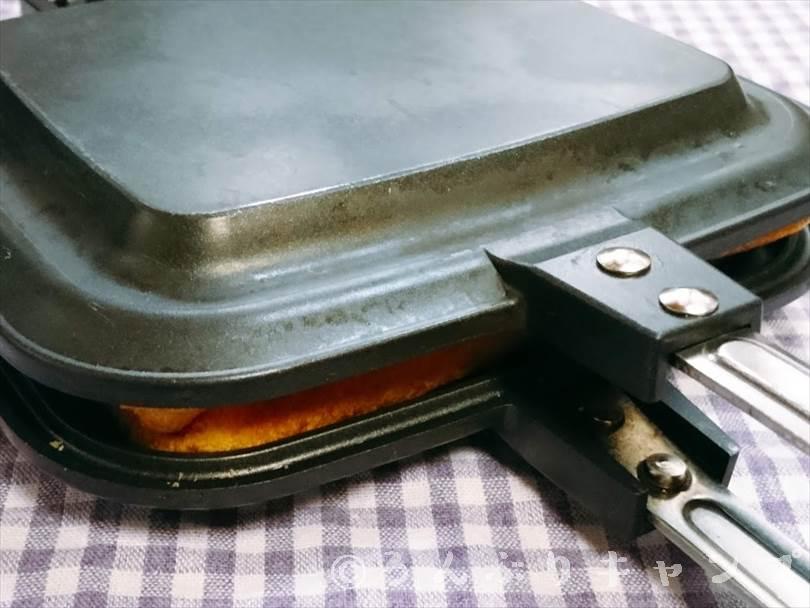 ホットサンドメーカーで焼く前のカツサンド