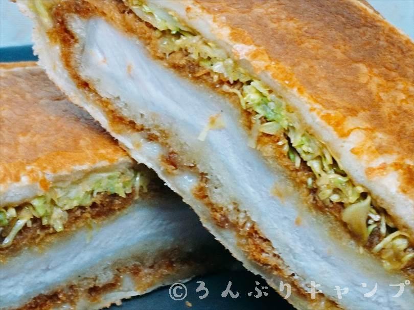 ホットサンドメーカーで焼いた後のカツサンドを半分に切った状態