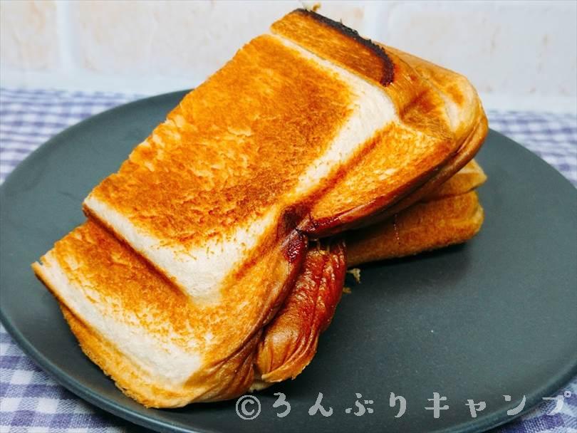 ホットサンドメーカーで焼いた後のカツサンドを半分に切った状態